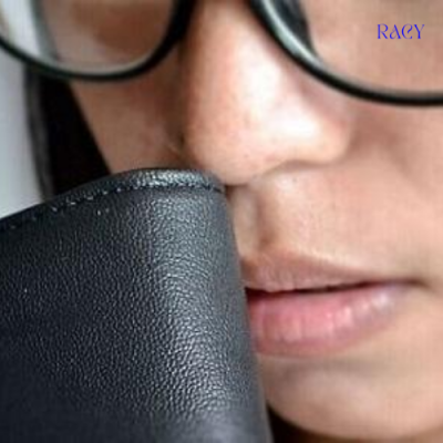 Ngửi mùi để nhận biết da túi xách