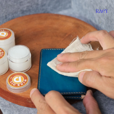 Dùng kem dưỡng ẩm đánh bóng túi da