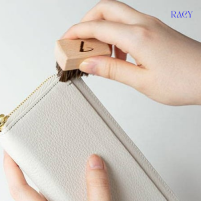 Khi nào nẻn mang túi da trắng ra tiệm chuyên vệ sinh