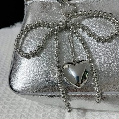 Thêm charm để làm mới túi xách cũ 