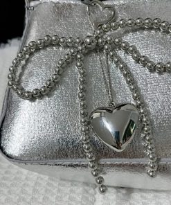 Thêm charm để làm mới túi xách cũ